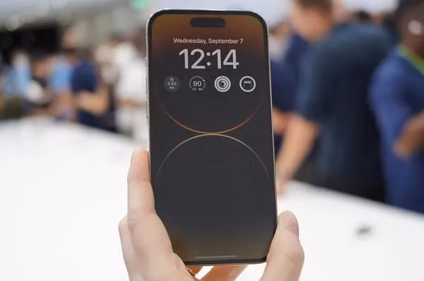 Những tính năng được giới thiệu trong phiên bản Pro của dòng điện thoại trước sẽ được chọn lọc và đưa vào phiên bản tiêu chuẩn của dòng điện thoại sau.