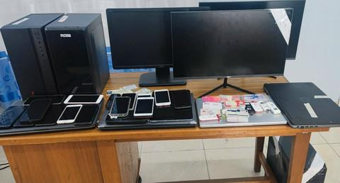 Tang vật của nhóm lừa đảo vay online bị thu giữ