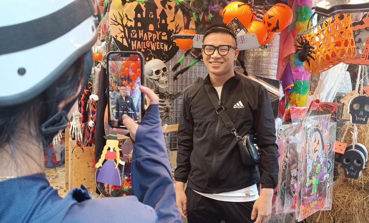 Anh Quang Lê (phố Yên Lãng, Hà Nội) cho biết, dịp Halloween năm nào anh cũng tới phố Hàng Mã mua một ít đồ chơi và đồ trang trí. Anh thấy năm nay rất vắng vẻ và không khí không được nhộn nhịp như những năm trước. Anh Quang Lê (phố Yên Lãng, Hà Nội) cho biết, dịp Halloween năm nào anh cũng tới phố Hàng Mã mua một ít đồ chơi và đồ trang trí. Anh thấy năm nay rất vắng vẻ và không khí không được nhộn nhịp như những năm trước.