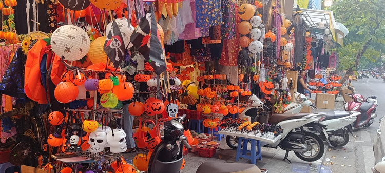 Hàng hóa được bày bán với nhiều chủng loại, tuy nhiên đều lâm vào tình cảnh vắng vẻ. Hàng hóa được bày bán với nhiều chủng loại, tuy nhiên đều lâm vào tình cảnh vắng vẻ.