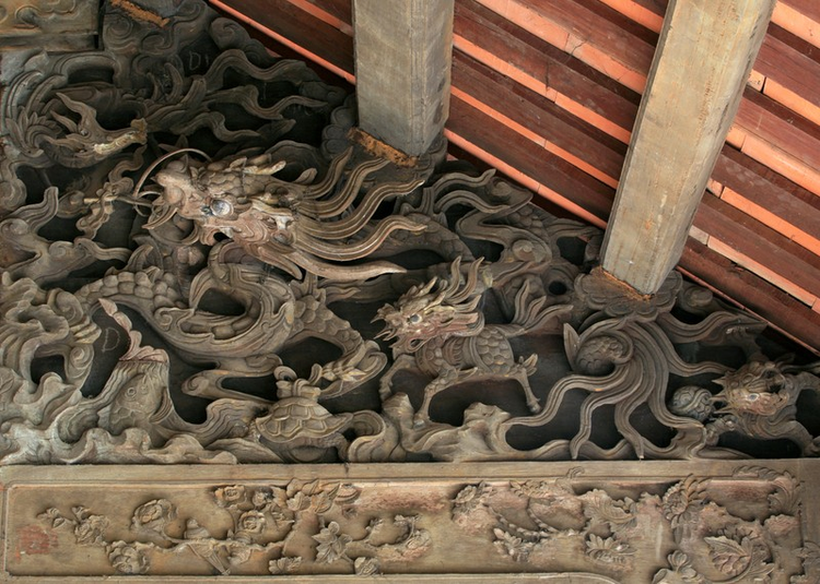 Một bức chạm rồng ở chùa Bối Khê. Ảnh: Ánh Ngọc / Kinh Tế &amp; Đô Thị.