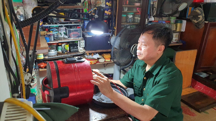 Mặc dù chỉ còn 9% sức khỏe nhưng ông Tư vẫn sửa chữa đồ điện tử để có thu nhập lo cho cuộc sống.