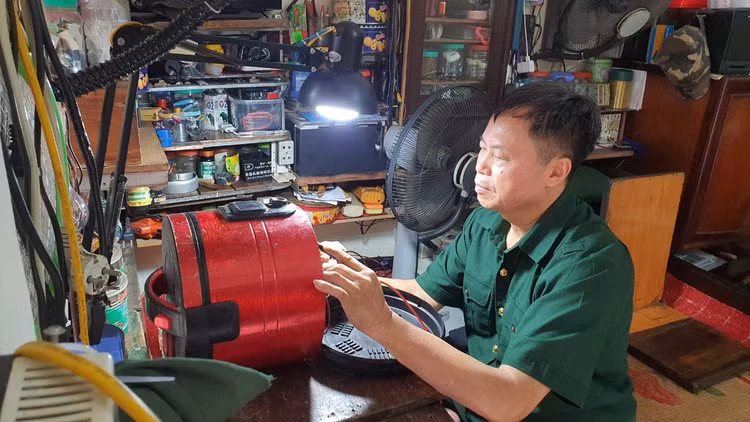 Mặc dù chỉ còn 9% sức khỏe nhưng ông Tư vẫn sửa chữa đồ điện tử để có thu nhập lo cho cuộc sống.