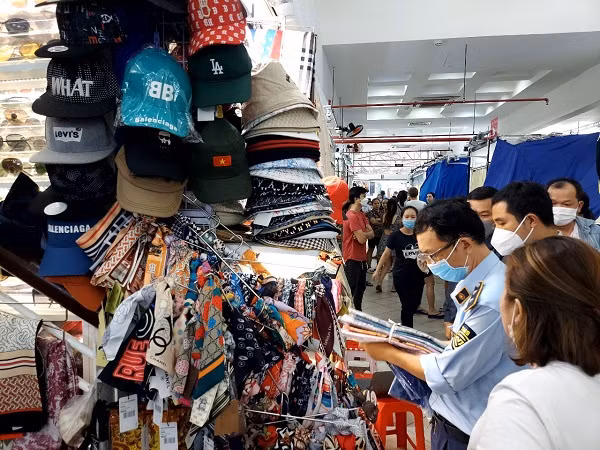 Lực lượng Quản lý thị trường nhận định, tình hình hàng giả cuối năm được dự báo còn nổi cộm hơn nữa. Ảnh: QLTT TP HCM. Lực lượng Quản lý thị trường nhận định, tình hình hàng giả cuối năm được dự báo còn nổi cộm hơn nữa. Ảnh: QLTT TP HCM.