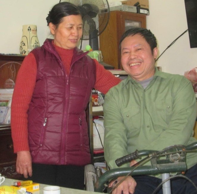 Ông Tư và bà Phương bên chiếc xe lăn - kỷ vật gắn bó với tình yêu của ông bà.