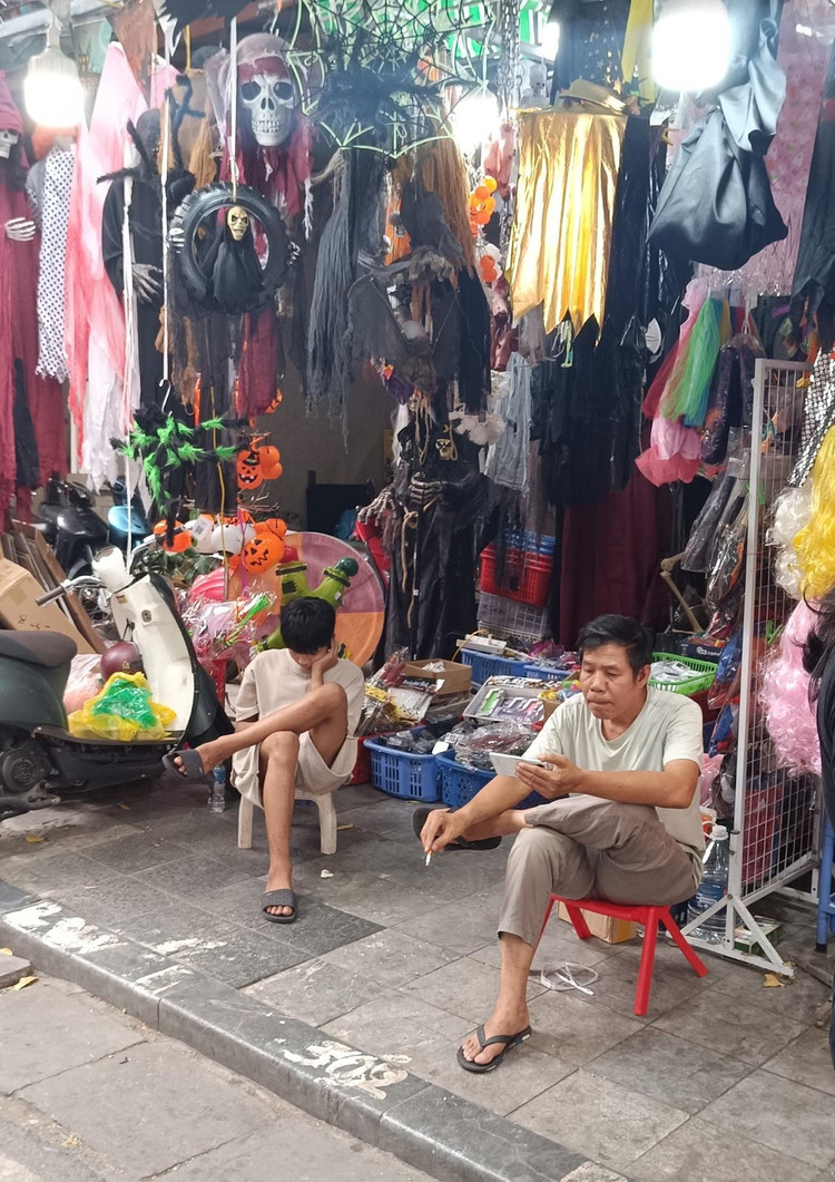 Ông Hoàng Văn Đoàn, chủ cửa hàng 77 Hàng Mã, cho biết, hàng năm cửa hàng đều bày bán sớm, thường sau Rằm Trung Thu. “Giá bán năm nay không có biến động và mẫu mã đa dạng nhưng ế ấm lắm! Nhiều mặt hàng tôi chấp nhận bán hoà vốn để đẩy hàng tồn kho”, ông Đoàn chia sẻ. Ông Hoàng Văn Đoàn, chủ cửa hàng 77 Hàng Mã, cho biết, hàng năm cửa hàng đều bày bán sớm, thường sau Rằm Trung Thu. “Giá bán năm nay không có biến động và mẫu mã đa dạng nhưng ế ấm lắm! Nhiều mặt hàng tôi chấp nhận bán hoà vốn để đẩy hàng tồn kho”, ông Đoàn chia sẻ.