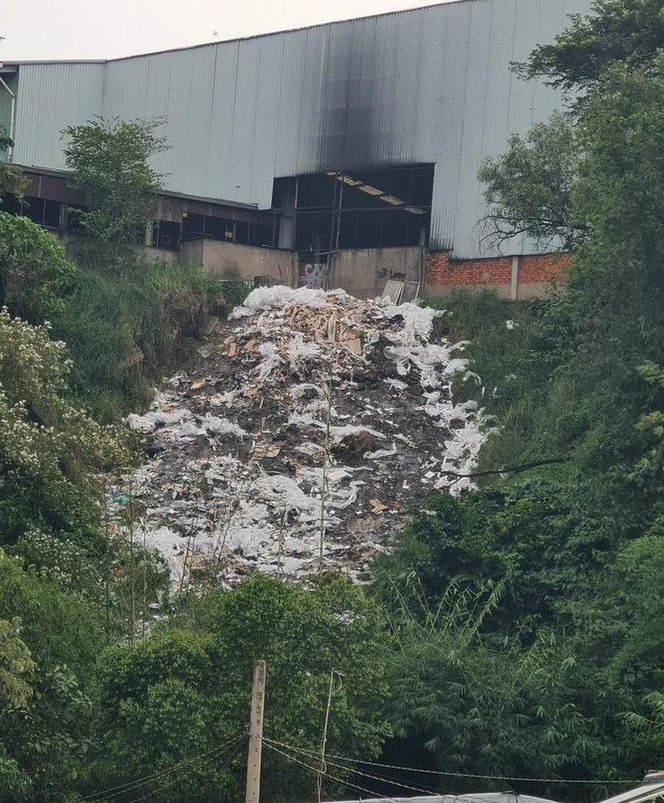 Nhìn từ dưới lên, bãi rác như một &quot;thác rác&quot; chảy từ trên cao xuống.