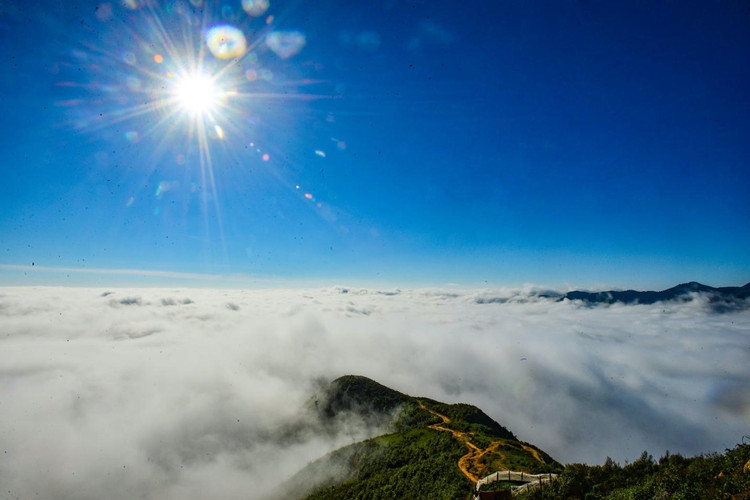 Sống lưng khủng long chìm trong biển mây. Nguồn ảnh: Khánh Huy