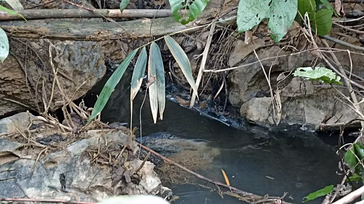 Nước chảy ra từ khe đá có mầu đen kịt, bốc mùi hôi thối