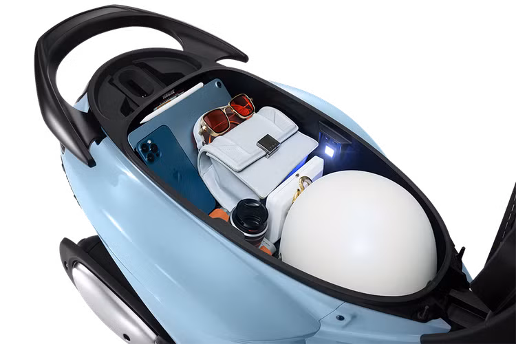 Cốp xe 27 lít có trang bị đèn LED để vừa 2 mũ bảo hiểm cả đầu hoặc balo - laptop nhỏ.