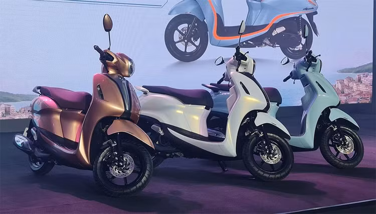 Thiết kế Yamaha Grande 2022 thế hệ mới thừa hưởng nét thanh lịch vốn có nhưng vẫn toát lên sự hiện đại với đường cong uyên chuyển chạy dọc thân xe mang đến vẻ đẹp vượt thời gian với 3 phong cách: Năng động - Quyến rũ - Duyên dáng.