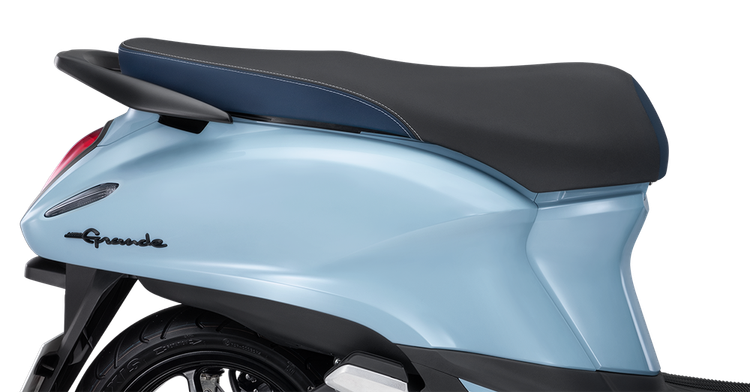 Yên xe thiết kế mới kết hợp tay nắm sau xe được vuốt gọn, vừa đề cao tính thẩm mỹ lại giúp người ngồi lái thoải mái hơn. Góc yên sau điều chỉnh cho cao hơn, kết hợp cùng tay nắm sau xe cho tư thế người ngồi sau thoải mái và vững vàng. Yên xe thiết kế mới kết hợp tay nắm sau xe được vuốt gọn, vừa đề cao tính thẩm mỹ lại giúp người ngồi lái thoải mái hơn. Góc yên sau điều chỉnh cho cao hơn, kết hợp cùng tay nắm sau xe cho tư thế người ngồi sau thoải mái và vững vàng.