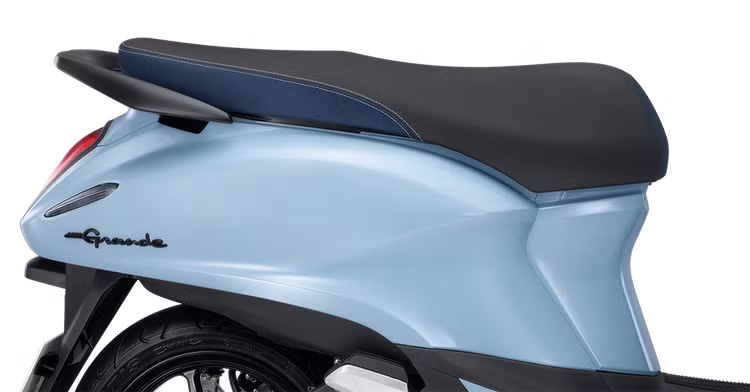 Yên xe thiết kế mới kết hợp tay nắm sau xe được vuốt gọn, vừa đề cao tính thẩm mỹ lại giúp người ngồi lái thoải mái hơn. Góc yên sau điều chỉnh cho cao hơn, kết hợp cùng tay nắm sau xe cho tư thế người ngồi sau thoải mái và vững vàng.