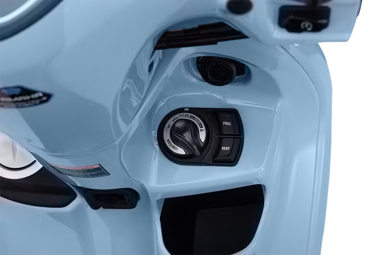 Hệ thống khóa thông minh trên phiên bản cao cấp và giới hạn với núm xoay nhiều chức năng: Khởi động/Ngắt động cơ; Mở/Khóa cổ xe; Mở yên xe và nắp bình xăng; Định vị xe. Xe được trang bị cổng sạc điện thoại.