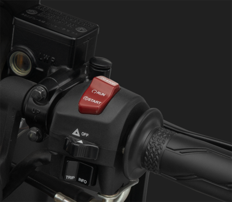 Chuyển đổi chế độ bằng nút bấm gần tay ga một cách dễ dàng.