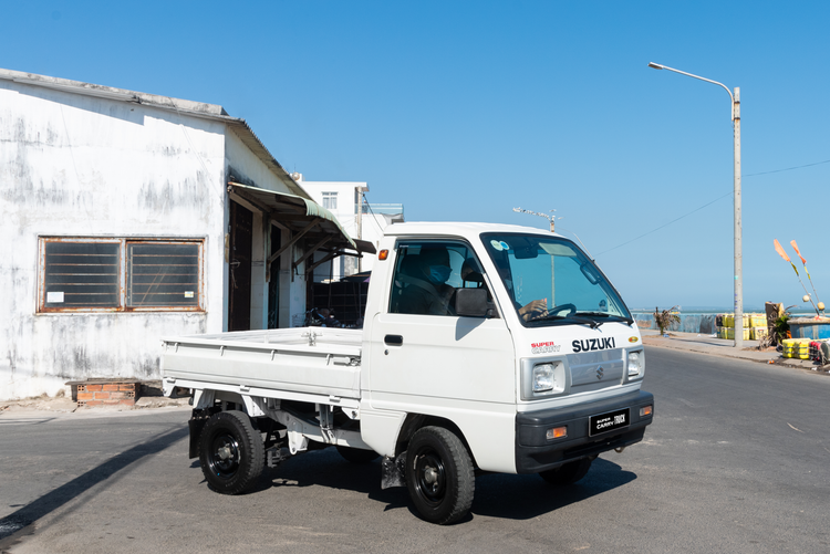 Suzuki Carry Truck có thể dễ dàng chở hàng, xoay trở ở nhiều khu vực nhờ bán kính vòng quay tối thiểu chỉ 4.1m.
