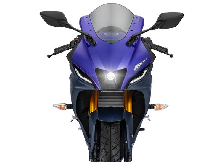 Hệ thống đèn chính dạng bi cầu projector LED ở phần trung tâm đầu xe, kết hợp pha và cốt: Sở hữu hiệu năng ánh sáng mạnh mẽ, góp phần tối ưu khí động học của xe. Đèn định vị dạng mảnh, thiết kế nhỏ gọn nhưng vẫn gây ấn tượng đầy sắc sảo, mang lại cho R15 dáng dấp của một chiếc phân khối lớn đầy uy lực.