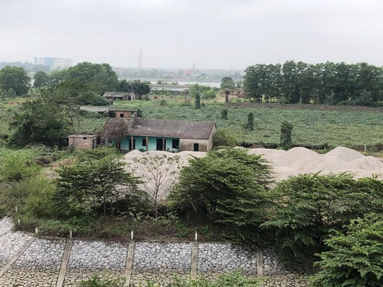 Tro, xỉ được tập kết tự phát không được che chắn, nguy cơ gây ô nhiễm môi trường.