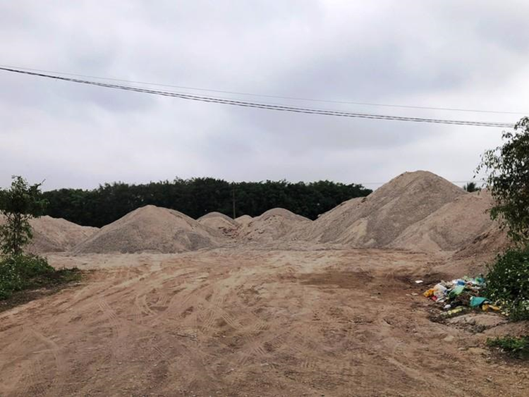 Tro, xỉ được tập kết tại khu vực đất chuyển đổi lên đến hàng nghìn m2 thuộc thôn Xạ Sơn (xã Quang Thành, thị xã Kinh Môn, tỉnh Hải Dương).