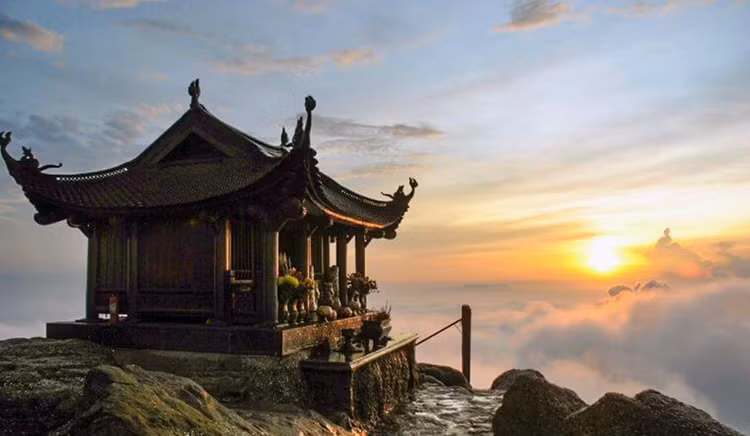 Lên đỉnh núi tựa như chạm đến cổng trời, cảnh thiên nhiên hùng vĩ ngoạn mục hiện ra trước tầm mắt của du khách. Ảnh VnTrip Lên đỉnh núi tựa như chạm đến cổng trời, cảnh thiên nhiên hùng vĩ ngoạn mục hiện ra trước tầm mắt của du khách. Ảnh VnTrip