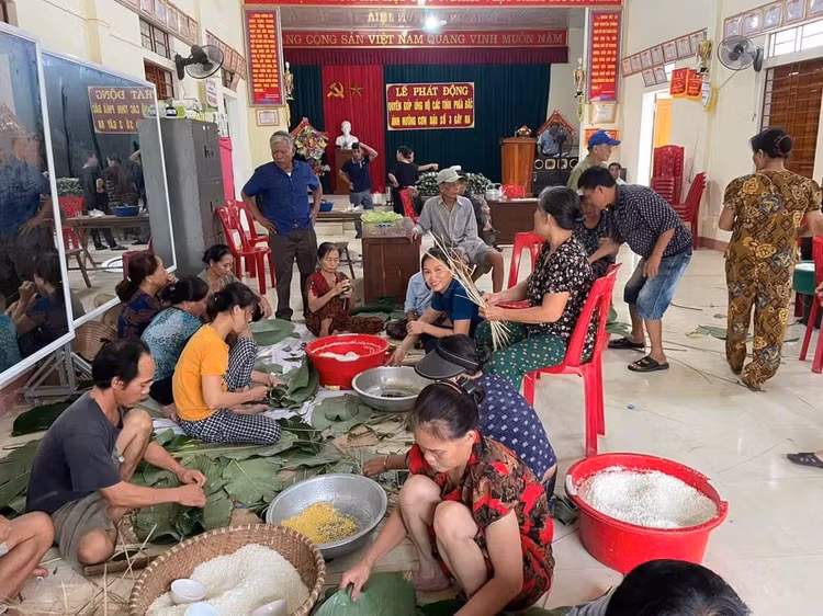 Nhìn thấy cảnh đồng bào đang đối mặt muôn vàn khó khăn khi nước lũ dâng cao, những ngày này, người dân Nghệ An kêu gọi chung tay gói bánh chưng để gửi ra bà con vùng lũ. Nhìn thấy cảnh đồng bào đang đối mặt muôn vàn khó khăn khi nước lũ dâng cao, những ngày này, người dân Nghệ An kêu gọi chung tay gói bánh chưng để gửi ra bà con vùng lũ.