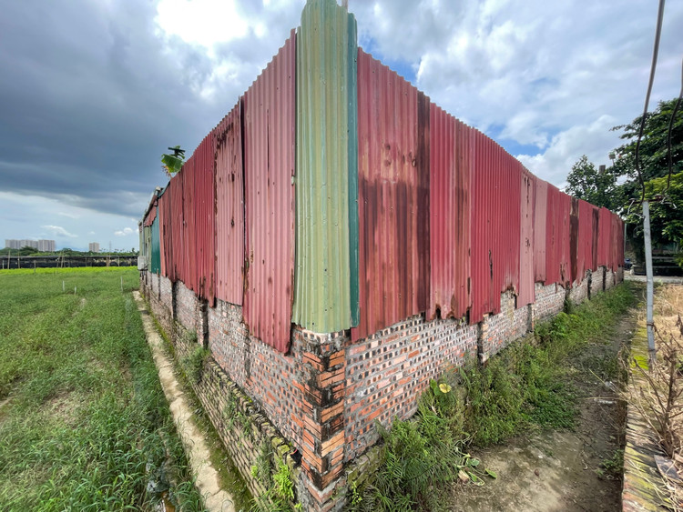 Nhiều công trình cấp 4 mái tôn xập xệ, rộng cả trăm mét vuông “mọc” lên kiên cố trên đất nông nghiệp ở phường Tây Tựu.