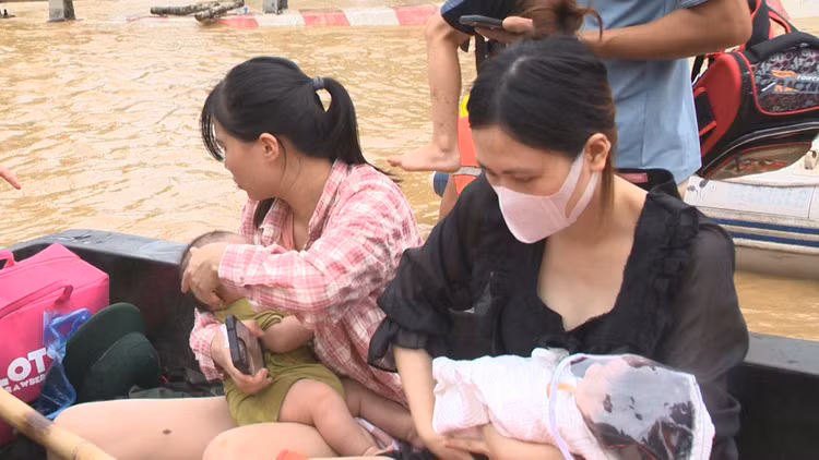 Lực lượng cứu hộ và tình nguyện viên căng mình nhiều ngày trong mưa lũ để giúp người còn mắc kẹt thoát khỏi nguy hiểm. Lực lượng cứu hộ và tình nguyện viên căng mình nhiều ngày trong mưa lũ để giúp người còn mắc kẹt thoát khỏi nguy hiểm.