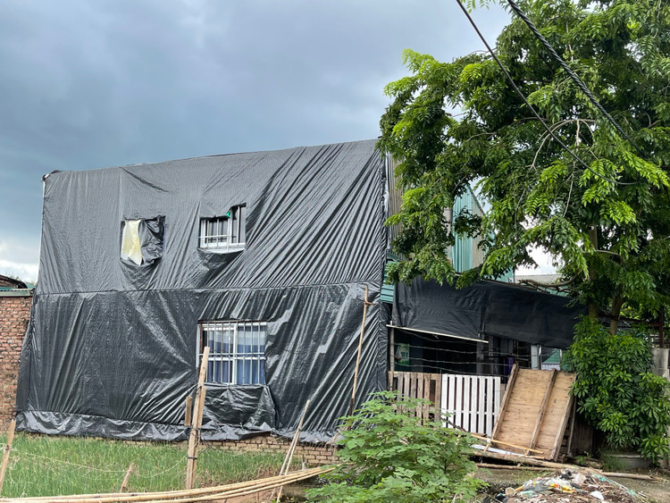 Công trình xây vươn cao lên 2 tầng, đưa vào sử dụng nhưng dùng bạt đen nhằm &quot;che mắt&quot; bên ngoài.