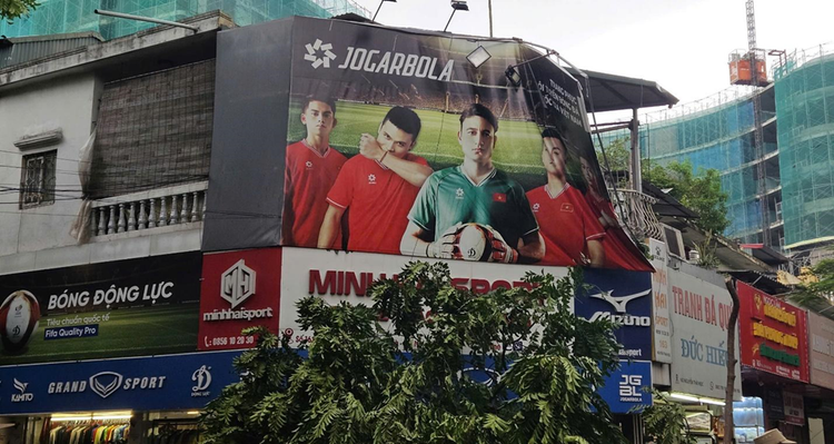 Ghi nhận của Khoa học và Đời sống ngày 10/9, tình trạng bảng quảng cáo trơ khung, cong vênh, xé toạc do gió bão chực chờ rơi xuống đường khiến người dân nơm nớp lo âu mỗi khi đi qua khu vực phố Nguyễn Thái Học.