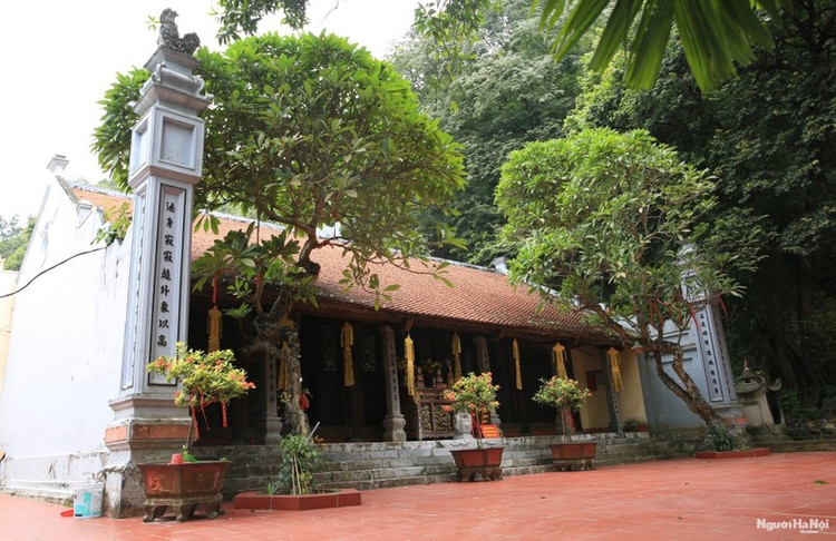 Chính điện của chùa Trầm. Ảnh: Phạm Hoa - Vũ Đăng / Tạp chí Người Hà Nội Online.