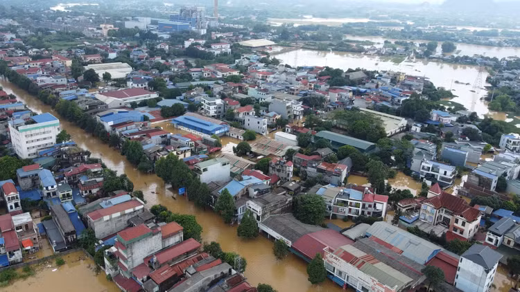 Sau bão số 3, mưa lớn khiến mực nước của các sông Cầu, sông Thao lên nhanh. Nhiều khu vực ở các tỉnh Lào Cai, Yên Bái, Thái Nguyên… ngập lụt, khiến hàng chục nghìn căn nhà chìm trong biển nước. Sau bão số 3, mưa lớn khiến mực nước của các sông Cầu, sông Thao lên nhanh. Nhiều khu vực ở các tỉnh Lào Cai, Yên Bái, Thái Nguyên… ngập lụt, khiến hàng chục nghìn căn nhà chìm trong biển nước.