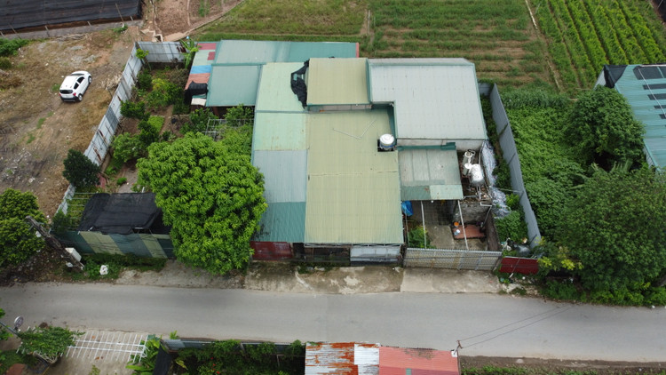 Nhiều công trình cấp 4 mái tôn xập xệ, rộng cả trăm mét vuông “mọc” lên kiên cố trên đất nông nghiệp ở phường Tây Tựu.