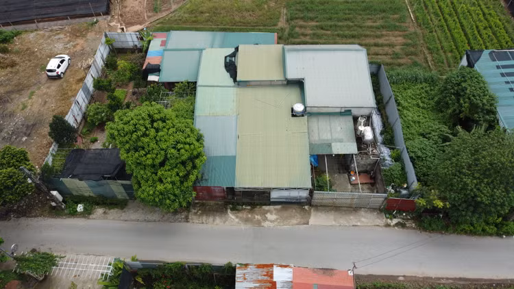 Nhiều công trình cấp 4 mái tôn xập xệ, rộng cả trăm mét vuông “mọc” lên kiên cố trên đất nông nghiệp ở phường Tây Tựu.