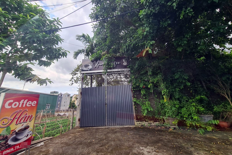 Điểm kinh doanh, treo biển quán “Coffe Hân” được cho là xây dựng trên đất nông nghiệp, sử dụng sai mục đích đất.