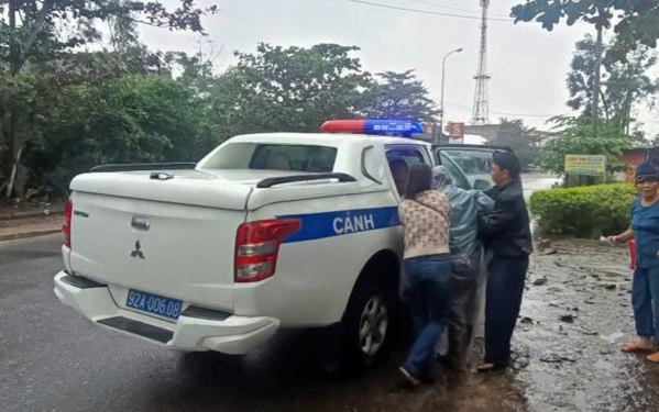 CSGT dùng xe chuyên dụng chở ông Sơn đến bệnh viện cấp cứu kịp thời.