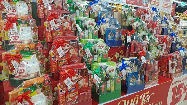 Giỏ quà Tết đã được “lên kệ” với nhiều mẫu mã đẹp mắt. Ảnh: Bảo Thiên