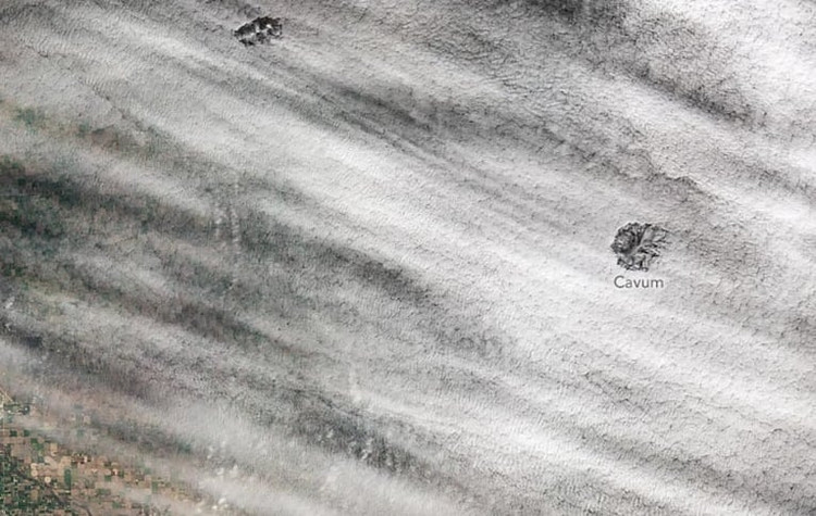 Chú thích ảnh: Hai lỗ mây trên bầu trời phía trên Wichita, Kansas, Mỹ được chụp ngày 2/12/2024.