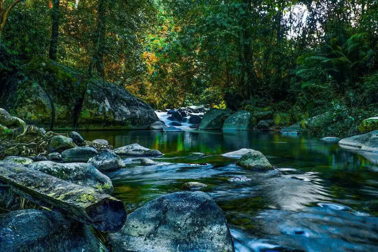Thác đá granite. Ảnh: Cổng thông tin du lịch Đăk Nông