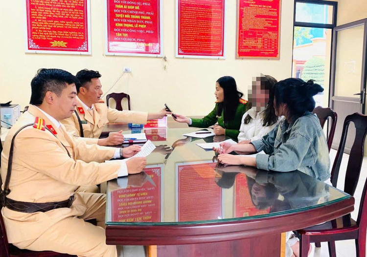 Tổ công tác đưa chị H. về Công an thị trấn Thiệu Hoá, huyện Thiệu Hoá để tiếp tục khuyên giải.