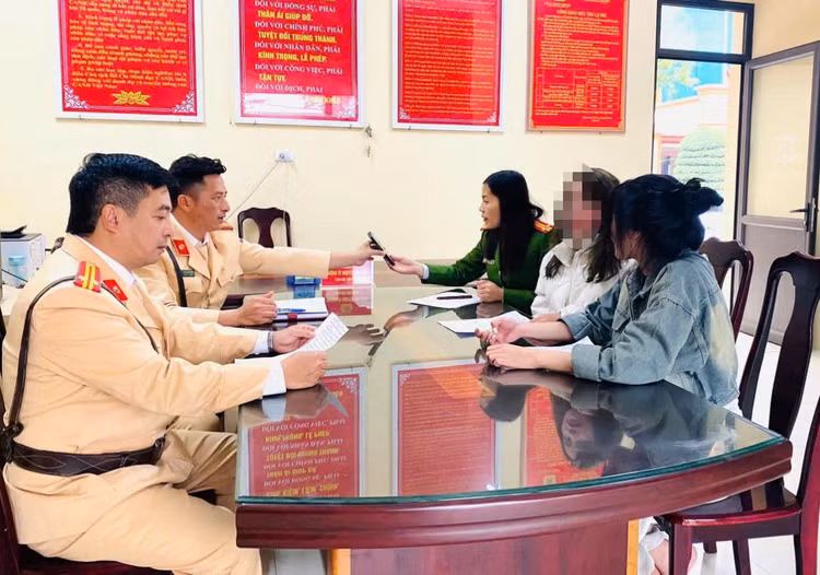 Tổ công tác đưa chị H. về Công an thị trấn Thiệu Hoá, huyện Thiệu Hoá để tiếp tục khuyên giải.