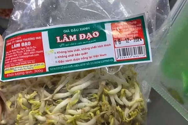 Giá đỗ của cơ sở Lâm Đạo bị phát hiện sử dụng chất cấm. (Nguồn: CA)