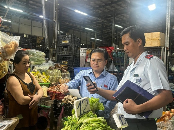 Cơ quan chức năng giám sát an toàn thực phẩm tại chợ đầu mối Bình Điền, TP HCM. (Nguồn: IT)