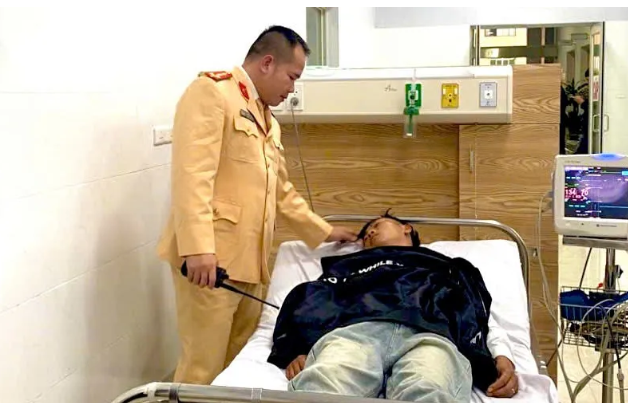 CSGT Hà Nội đưa người lên cơn đau tim đến Bệnh viện kịp thời.