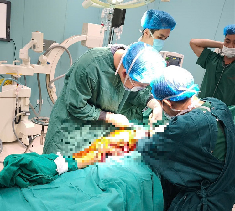 Ca phẫu thuật cho bệnh nhân bị tai nạn giao thông nguy kịch - Ảnh BVCC