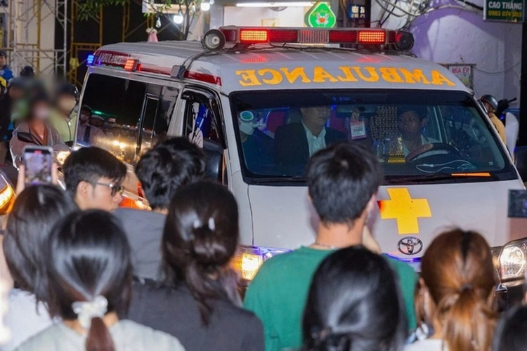 Xe cứu thương chở diễn viên đến họp báo phim “Âm dương lộ”: Ảnh: Znews