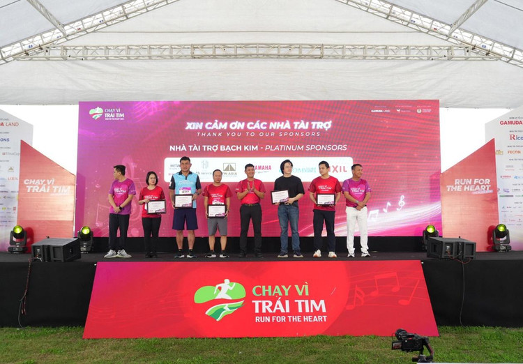 Trao tặng giấy chứng nhận cho các nhà tài trợ