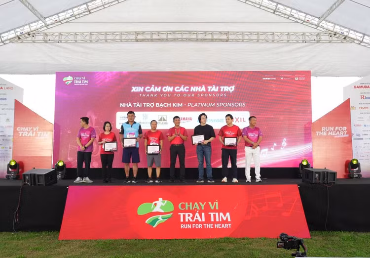 Trao tặng giấy chứng nhận cho các nhà tài trợ