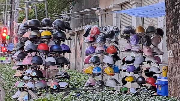 Mũ bảo hiểm không đảm bảo chất lượng được bày bán tràn lan trên các tuyến đường. Mũ bảo hiểm không đảm bảo chất lượng được bày bán tràn lan trên các tuyến đường.