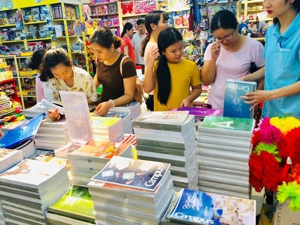 Giá các loại sách, đồ dùng học tập tương đối ổn định. Ảnh: IT.