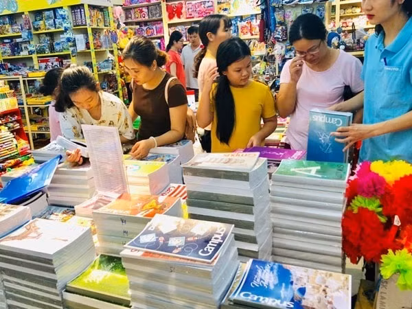 Giá các loại sách, đồ dùng học tập tương đối ổn định. Ảnh: IT. Giá các loại sách, đồ dùng học tập tương đối ổn định. Ảnh: IT.